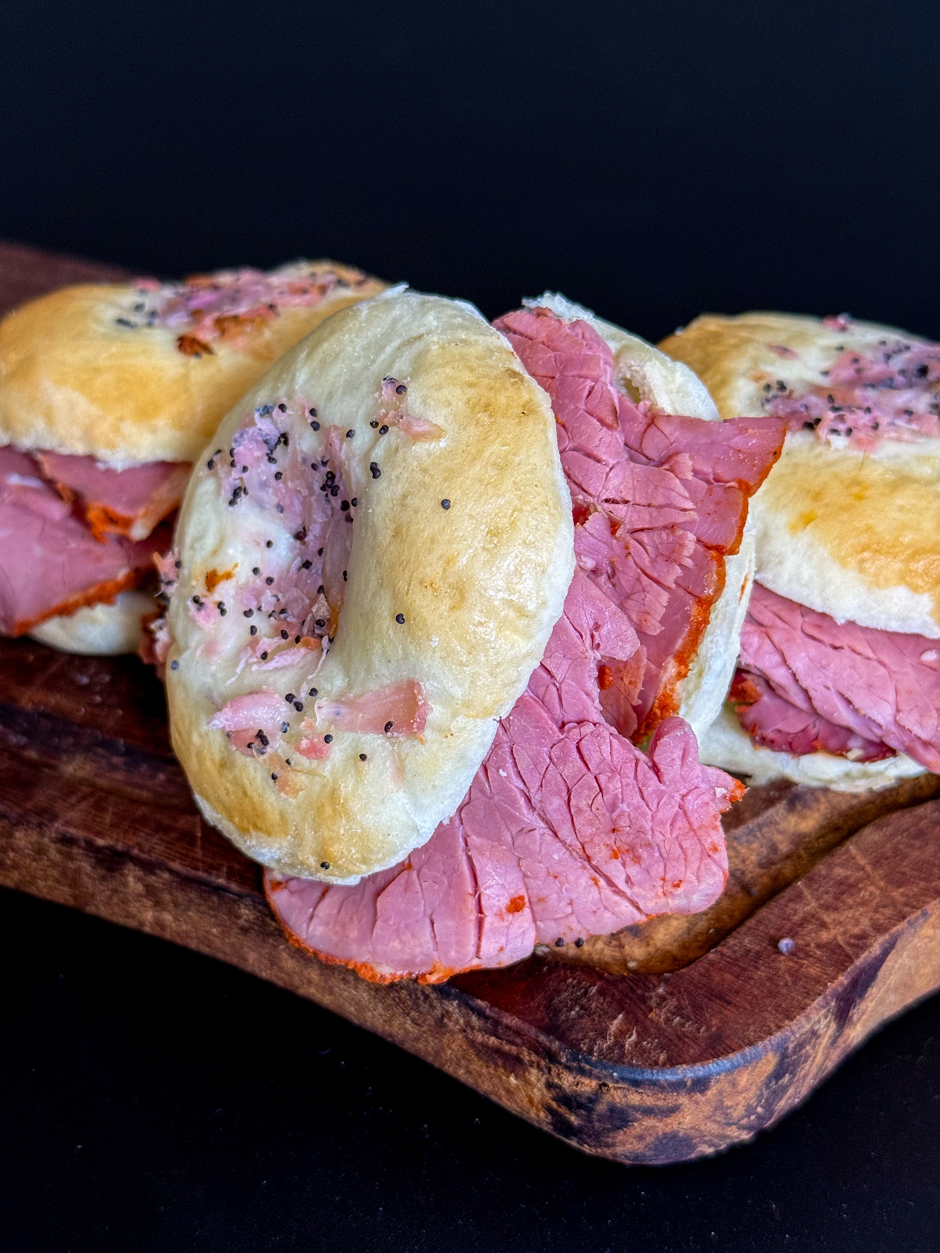 Sándwich de pastrón con pepino, preparado artesanalmente